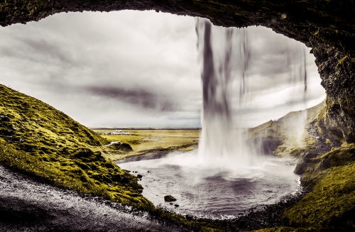 This image has an empty alt attribute; its file name is Seljalandsfoss_3_1300x850-500x327.png